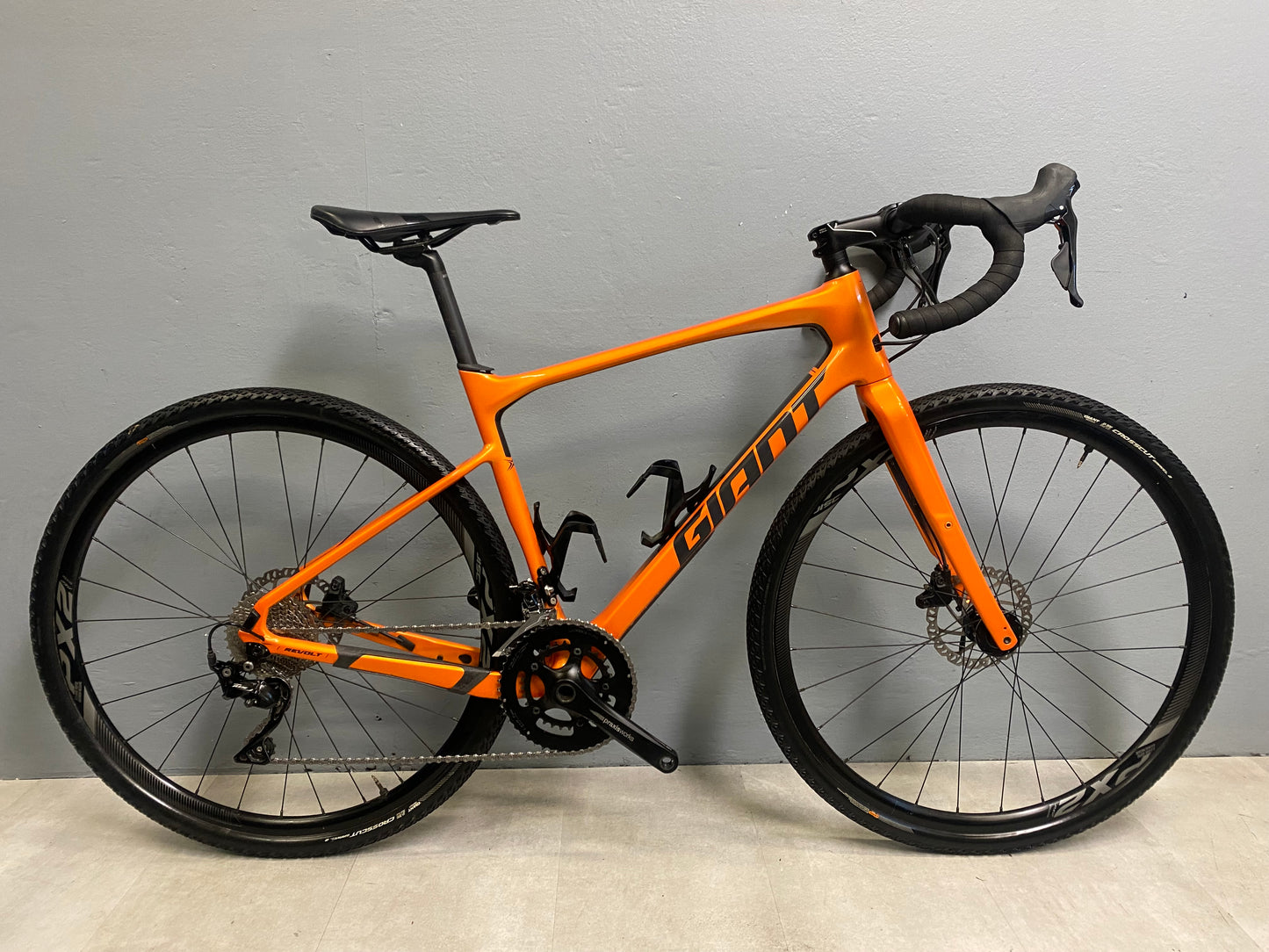 Giant Revolt Carbon Tg M