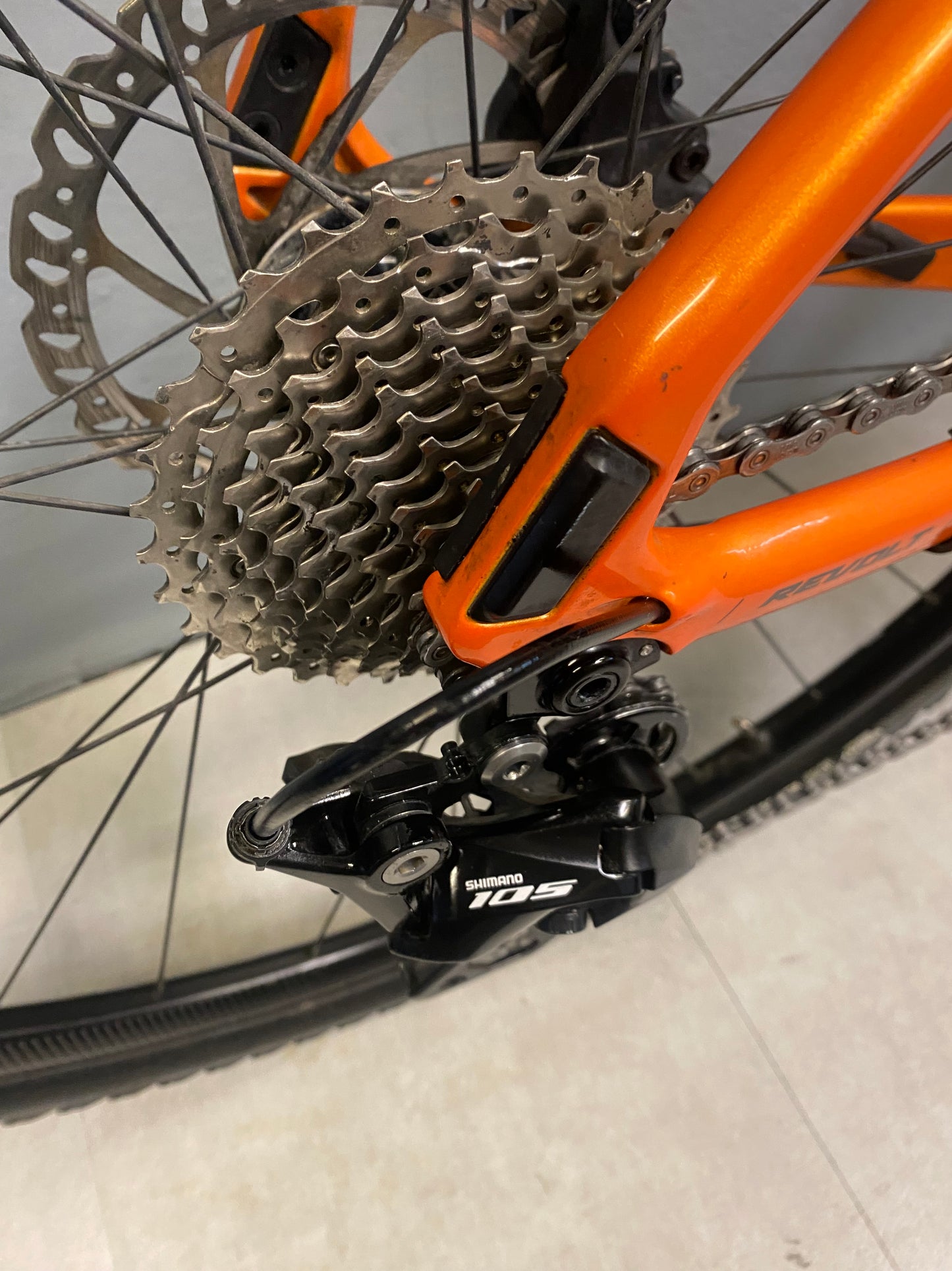 Giant Revolt Carbon Tg M