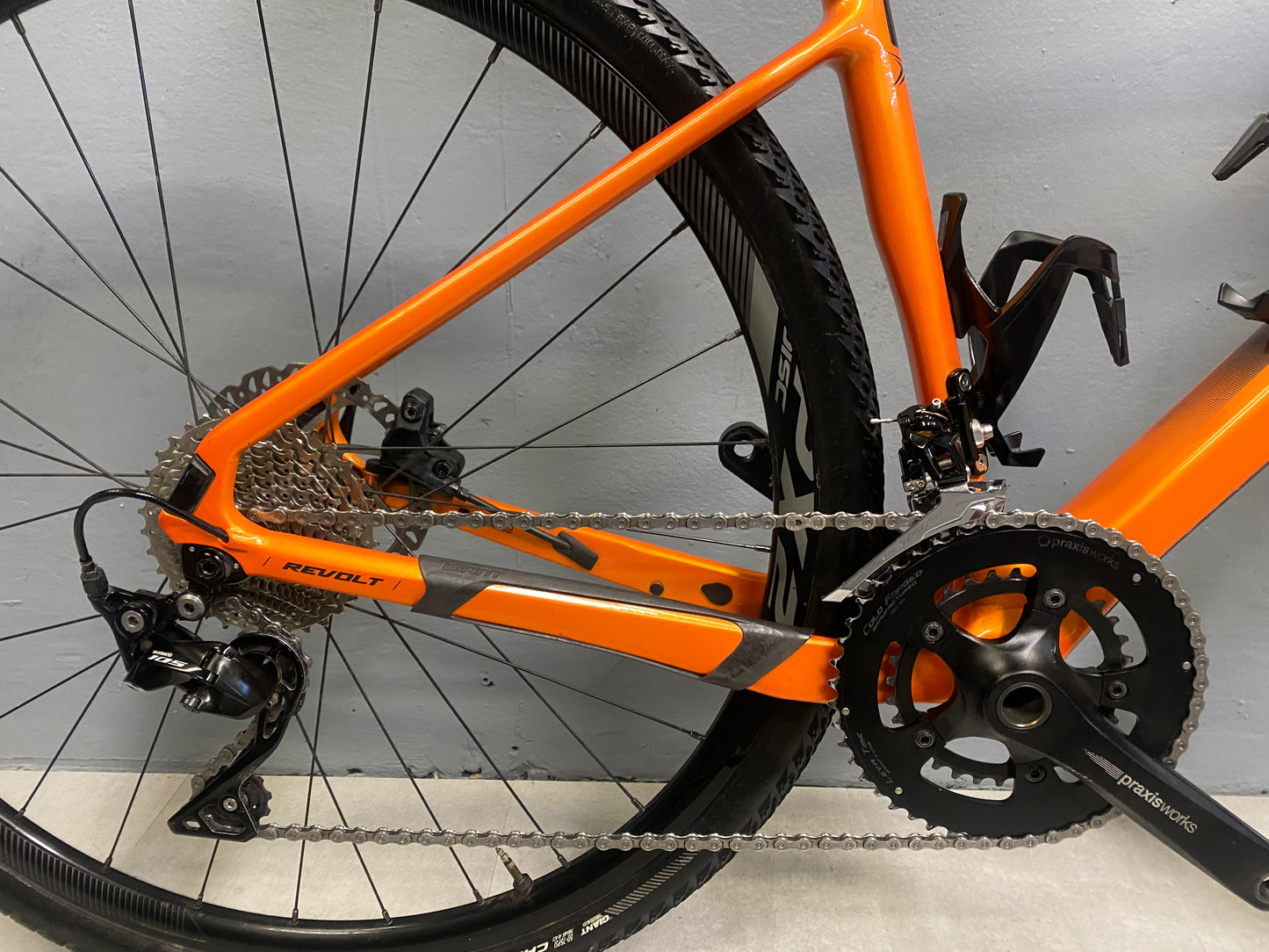 Giant Revolt Carbon Tg M
